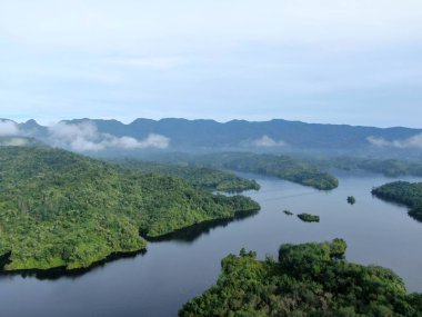 Milford Ses ve Kuşkulu Ses 'in Dağları ve Fiyortları, Yeni Zelanda. Bengoh Vadisi, Sarawak.