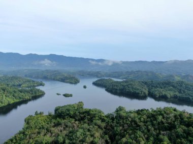 Milford Ses ve Kuşkulu Ses 'in Dağları ve Fiyortları, Yeni Zelanda. Bengoh Vadisi, Sarawak.