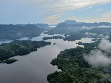 Milford Ses ve Kuşkulu Ses 'in Dağları ve Fiyortları, Yeni Zelanda. Bengoh Vadisi, Sarawak.