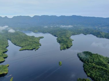 Milford Ses ve Kuşkulu Ses 'in Dağları ve Fiyortları, Yeni Zelanda. Bengoh Vadisi, Sarawak.
