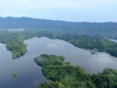 Milford Ses ve Kuşkulu Ses 'in Dağları ve Fiyortları, Yeni Zelanda. Bengoh Vadisi, Sarawak.