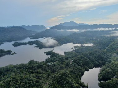 Milford Ses ve Kuşkulu Ses 'in Dağları ve Fiyortları, Yeni Zelanda. Bengoh Vadisi, Sarawak.