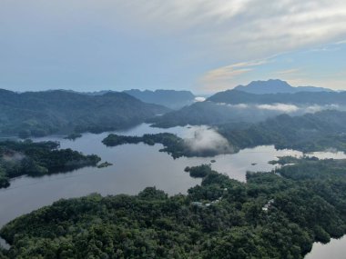 Milford Ses ve Kuşkulu Ses 'in Dağları ve Fiyortları, Yeni Zelanda. Bengoh Vadisi, Sarawak.