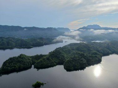 Milford Ses ve Kuşkulu Ses 'in Dağları ve Fiyortları, Yeni Zelanda. Bengoh Vadisi, Sarawak.