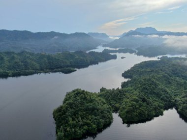 Milford Ses ve Kuşkulu Ses 'in Dağları ve Fiyortları, Yeni Zelanda. Bengoh Vadisi, Sarawak.