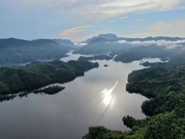 Milford Ses ve Kuşkulu Ses 'in Dağları ve Fiyortları, Yeni Zelanda. Bengoh Vadisi, Sarawak.