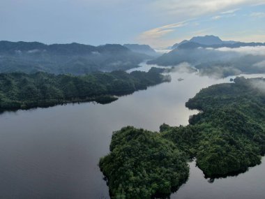 Milford Ses ve Kuşkulu Ses 'in Dağları ve Fiyortları, Yeni Zelanda. Bengoh Vadisi, Sarawak.