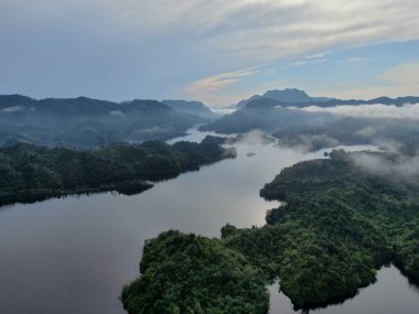 Milford Ses ve Kuşkulu Ses 'in Dağları ve Fiyortları, Yeni Zelanda. Bengoh Vadisi, Sarawak.
