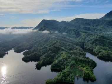 Milford Ses ve Kuşkulu Ses 'in Dağları ve Fiyortları, Yeni Zelanda. Bengoh Vadisi, Sarawak.