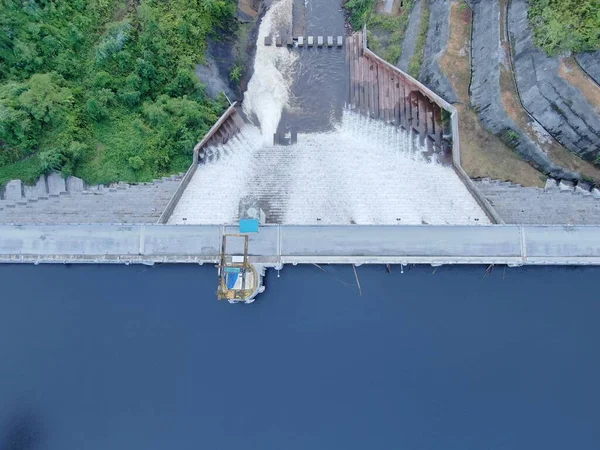 米尔福德声音和怀疑声音的山脉和峡湾 新西兰 沙捞越本戈谷地 — 图库照片