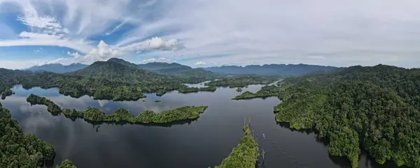 米尔福德声音和怀疑声音的山脉和峡湾 新西兰 沙捞越本戈谷地 — 图库照片