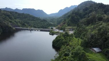 Milford Ses ve Kuşkulu Ses 'in Dağları ve Fiyortları, Yeni Zelanda. Bengoh Vadisi, Sarawak.