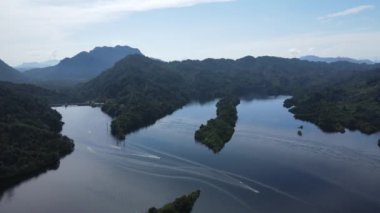 Milford Ses ve Kuşkulu Ses 'in Dağları ve Fiyortları, Yeni Zelanda. Bengoh Vadisi, Sarawak.