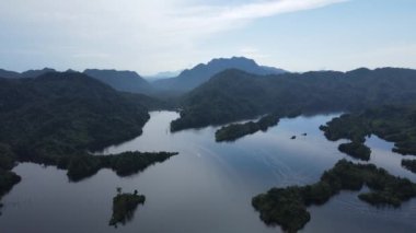 Milford Ses ve Kuşkulu Ses 'in Dağları ve Fiyortları, Yeni Zelanda. Bengoh Vadisi, Sarawak.