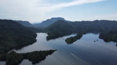 Milford Ses ve Kuşkulu Ses 'in Dağları ve Fiyortları, Yeni Zelanda. Bengoh Vadisi, Sarawak.