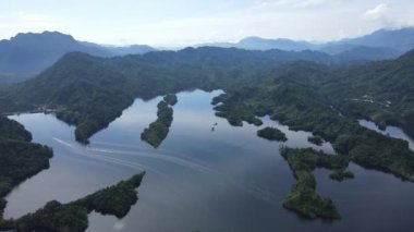 Milford Ses ve Kuşkulu Ses 'in Dağları ve Fiyortları, Yeni Zelanda. Bengoh Vadisi, Sarawak.