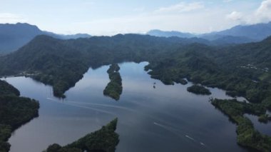 Milford Ses ve Kuşkulu Ses 'in Dağları ve Fiyortları, Yeni Zelanda. Bengoh Vadisi, Sarawak.
