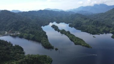 Milford Ses ve Kuşkulu Ses 'in Dağları ve Fiyortları, Yeni Zelanda. Bengoh Vadisi, Sarawak.