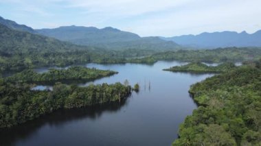 Milford Ses ve Kuşkulu Ses 'in Dağları ve Fiyortları, Yeni Zelanda. Bengoh Vadisi, Sarawak.