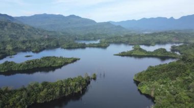 Milford Ses ve Kuşkulu Ses 'in Dağları ve Fiyortları, Yeni Zelanda. Bengoh Vadisi, Sarawak.