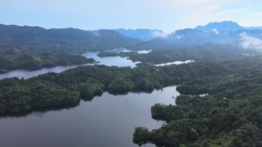 Milford Ses ve Kuşkulu Ses 'in Dağları ve Fiyortları, Yeni Zelanda. Bengoh Vadisi, Sarawak.