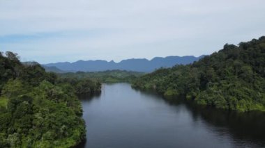 Milford Ses ve Kuşkulu Ses 'in Dağları ve Fiyortları, Yeni Zelanda. Bengoh Vadisi, Sarawak.