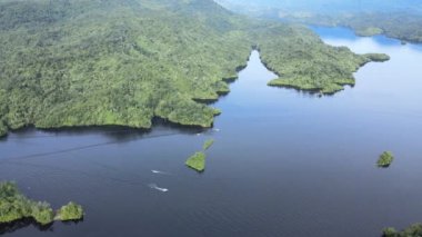 Milford Ses ve Kuşkulu Ses 'in Dağları ve Fiyortları, Yeni Zelanda. Bengoh Vadisi, Sarawak.