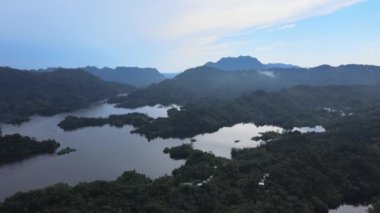 Milford Ses ve Kuşkulu Ses 'in Dağları ve Fiyortları, Yeni Zelanda. Bengoh Vadisi, Sarawak.