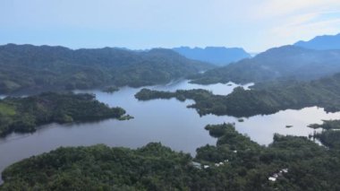 Milford Ses ve Kuşkulu Ses 'in Dağları ve Fiyortları, Yeni Zelanda. Bengoh Vadisi, Sarawak.