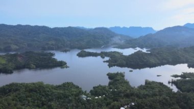 Milford Ses ve Kuşkulu Ses 'in Dağları ve Fiyortları, Yeni Zelanda. Bengoh Vadisi, Sarawak.