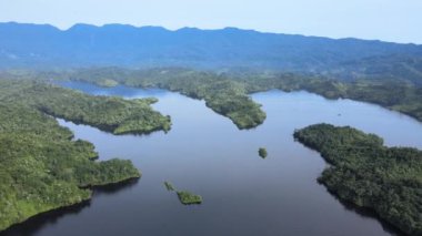 Milford Ses ve Kuşkulu Ses 'in Dağları ve Fiyortları, Yeni Zelanda. Bengoh Vadisi, Sarawak.