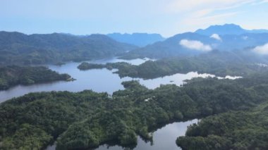 Milford Ses ve Kuşkulu Ses 'in Dağları ve Fiyortları, Yeni Zelanda. Bengoh Vadisi, Sarawak.