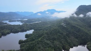 Milford Ses ve Kuşkulu Ses 'in Dağları ve Fiyortları, Yeni Zelanda. Bengoh Vadisi, Sarawak.