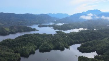 Milford Ses ve Kuşkulu Ses 'in Dağları ve Fiyortları, Yeni Zelanda. Bengoh Vadisi, Sarawak.