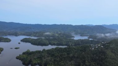 Milford Ses ve Kuşkulu Ses 'in Dağları ve Fiyortları, Yeni Zelanda. Bengoh Vadisi, Sarawak.