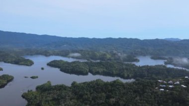 Milford Ses ve Kuşkulu Ses 'in Dağları ve Fiyortları, Yeni Zelanda. Bengoh Vadisi, Sarawak.