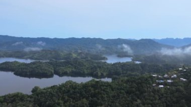 Milford Ses ve Kuşkulu Ses 'in Dağları ve Fiyortları, Yeni Zelanda. Bengoh Vadisi, Sarawak.