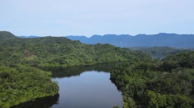Milford Ses ve Kuşkulu Ses 'in Dağları ve Fiyortları, Yeni Zelanda. Bengoh Vadisi, Sarawak.