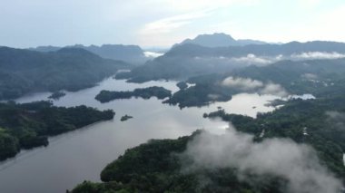 Milford Ses ve Kuşkulu Ses 'in Dağları ve Fiyortları, Yeni Zelanda. Bengoh Vadisi, Sarawak.