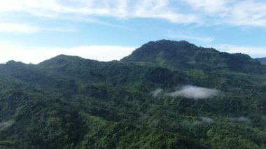 Milford Ses ve Kuşkulu Ses 'in Dağları ve Fiyortları, Yeni Zelanda. Bengoh Vadisi, Sarawak.
