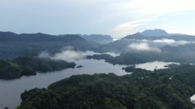 Milford Ses ve Kuşkulu Ses 'in Dağları ve Fiyortları, Yeni Zelanda. Bengoh Vadisi, Sarawak.