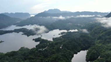 Milford Ses ve Kuşkulu Ses 'in Dağları ve Fiyortları, Yeni Zelanda. Bengoh Vadisi, Sarawak.