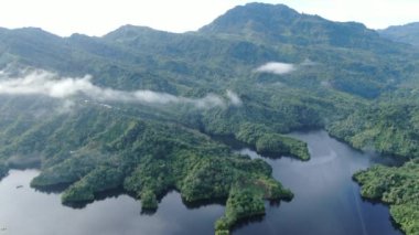 Milford Ses ve Kuşkulu Ses 'in Dağları ve Fiyortları, Yeni Zelanda. Bengoh Vadisi, Sarawak.