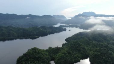 Milford Ses ve Kuşkulu Ses 'in Dağları ve Fiyortları, Yeni Zelanda. Bengoh Vadisi, Sarawak.