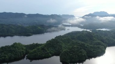 Milford Ses ve Kuşkulu Ses 'in Dağları ve Fiyortları, Yeni Zelanda. Bengoh Vadisi, Sarawak.