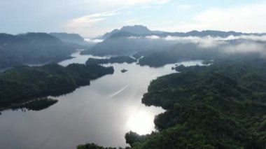 Milford Ses ve Kuşkulu Ses 'in Dağları ve Fiyortları, Yeni Zelanda. Bengoh Vadisi, Sarawak.