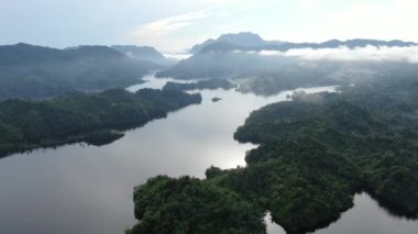 Milford Ses ve Kuşkulu Ses 'in Dağları ve Fiyortları, Yeni Zelanda. Bengoh Vadisi, Sarawak.