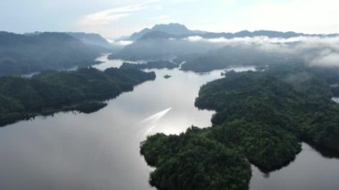 Milford Ses ve Kuşkulu Ses 'in Dağları ve Fiyortları, Yeni Zelanda. Bengoh Vadisi, Sarawak.