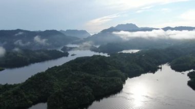 Milford Ses ve Kuşkulu Ses 'in Dağları ve Fiyortları, Yeni Zelanda. Bengoh Vadisi, Sarawak.