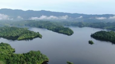 Milford Ses ve Kuşkulu Ses 'in Dağları ve Fiyortları, Yeni Zelanda. Bengoh Vadisi, Sarawak.